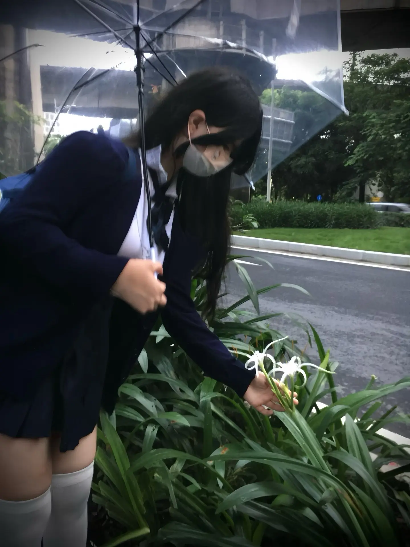 我与大多人的缘分朝生暮死犹如露水   唯独与你像一条生生不息的河流  ...