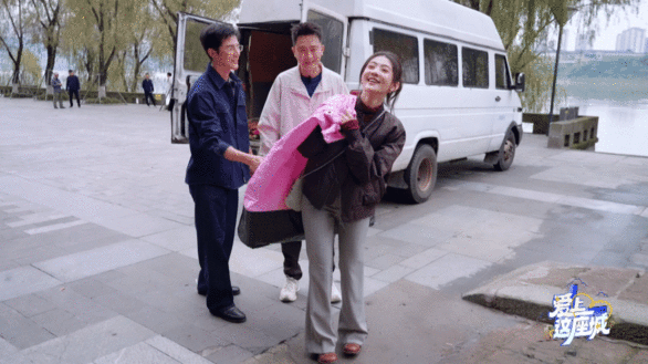 梁洁 内娱甜妹使不完的牛劲 看到梁洁扛麻袋的画面直接被圈粉，甜妹外表大力士内核，