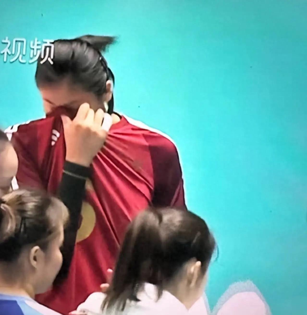 王子腾脾气大，直接在比赛现场骂哭高意。
全运会各项赛事正如火如荼进行中。就在11