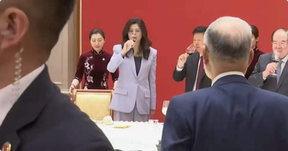 郑丽文第一天行程，在南京出席欢迎晚宴。

郑丽文乘坐飞机抵达上海，然后坐高铁到南