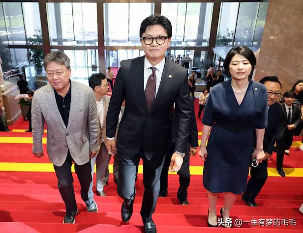6月22日，韩国国民力量党前党首韩东勋当选议员后推出个人首份法案，获得国民力量党