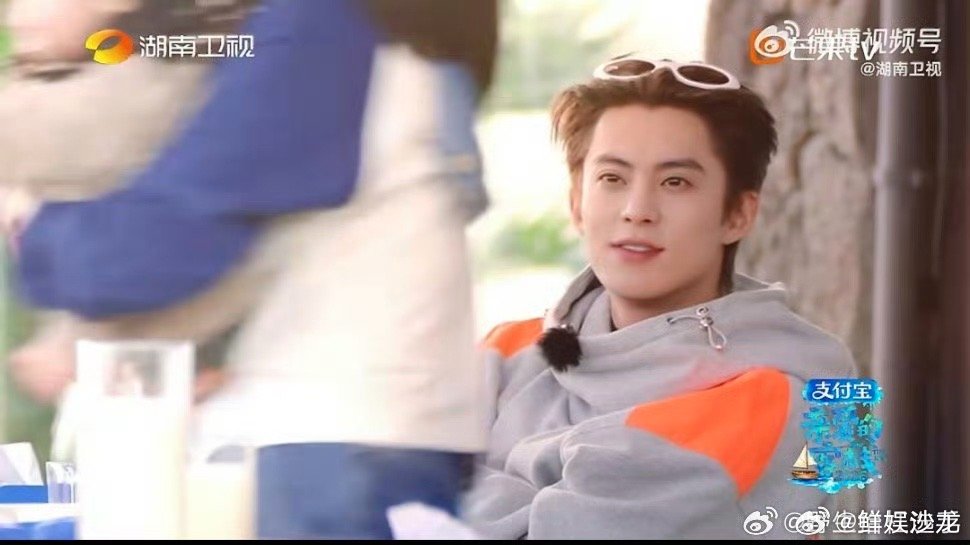 亲爱的客栈名场面+1，白鹿王鹤棣互动真的太好磕了！白鹿把孩子塞到王鹤棣怀里亲爱的