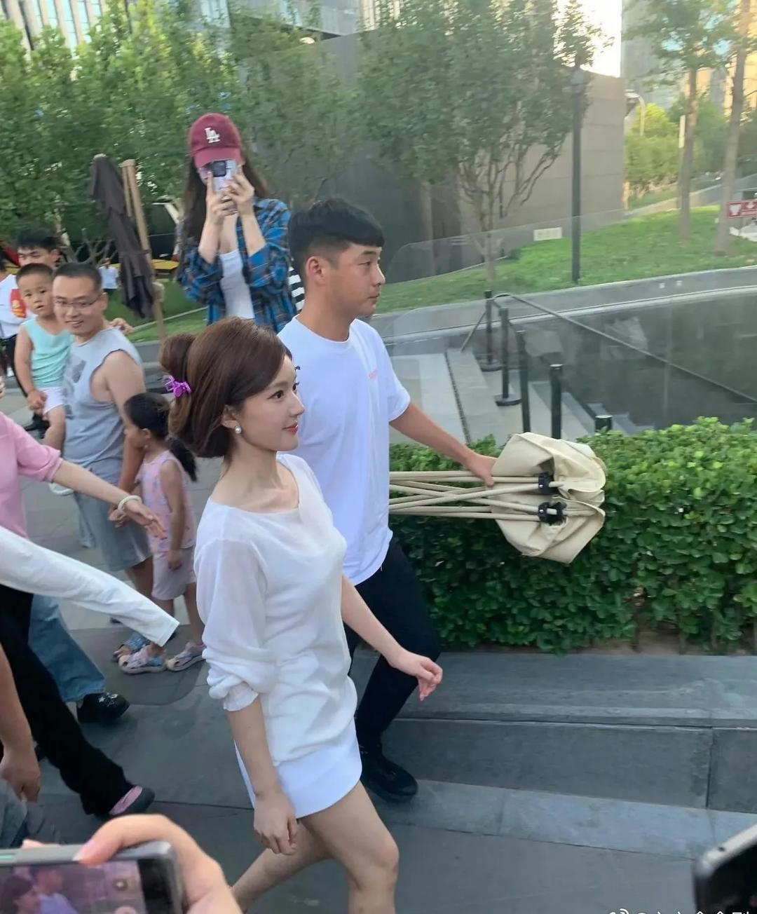 网友偶遇赵露思生图，她终于证明了自己确实八十斤 。 