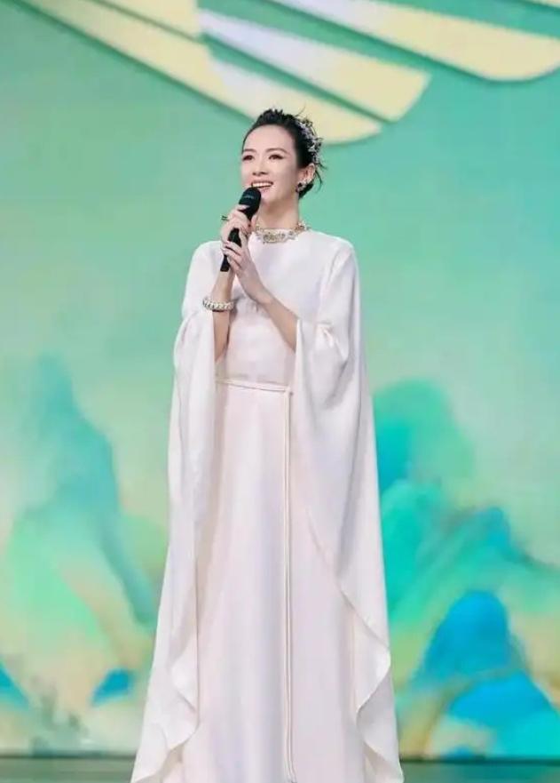 上合组织这个电影节还挺厉害的
一下子把国内唯二的两个电影三大奖满贯影后章子怡和周