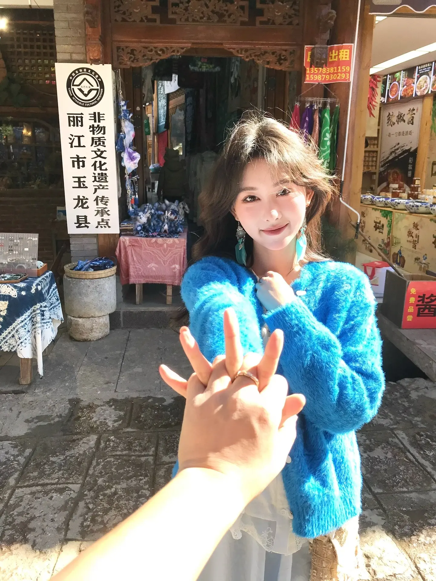 牵我的手 我知道你会带着我向前走。