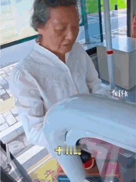 这老太太，我服了。
盐城，一位老人坐公交忘带老年卡，兜里只有十块钱。司机说找不开