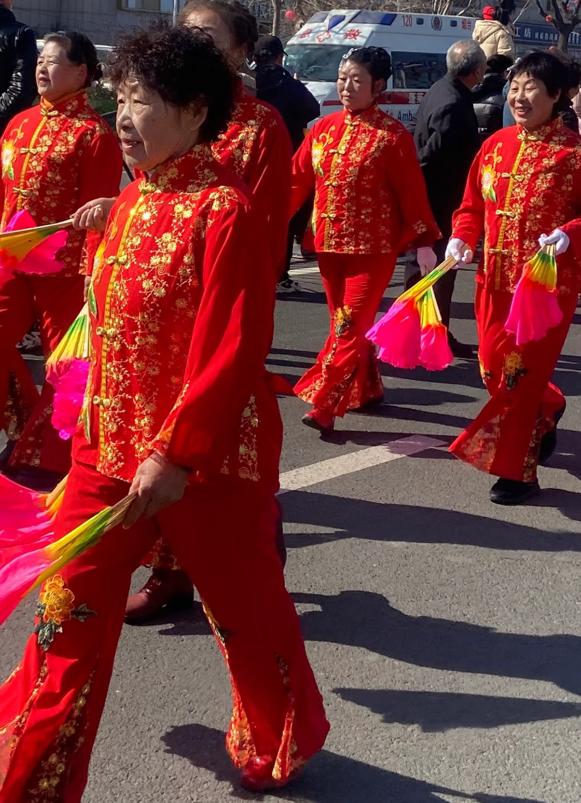 年集社火巡游，年味直接拉满。红黄长龙在锣鼓里翻腾，金鳞闪闪，舞龙人步伐整齐，气势