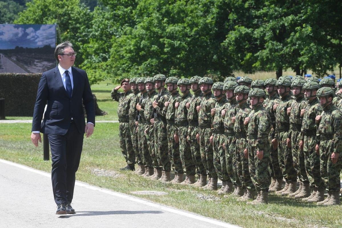 塞尔维亚总统亚历山大·武契奇宣布，塞尔维亚将从明年3月起恢复义务兵役制。征兵期将