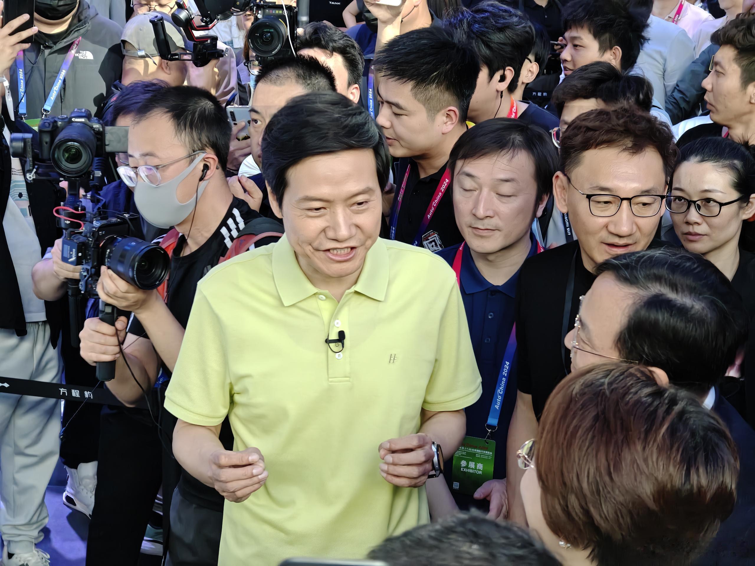 雷总去方程豹展台了！今天2024北京车展上精彩的一幕，比亚迪王总亲自接待雷总并讲