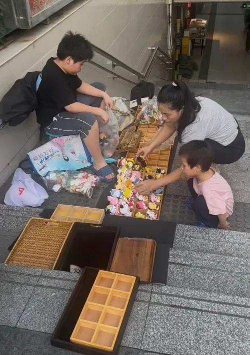 合肥逍遥津地下通道的“钩针少年”太让人佩服了！12岁的高贤承熙，三年摆摊钩出成长