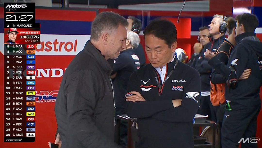 霍纳来到MotoGP围场，旁边是HRC首席执行官渡边康治。 