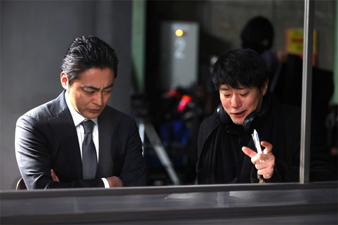 近日，由藤井道人导演，横滨流星主演的电影《#真实身份#》公开一组幕后照。照片中，