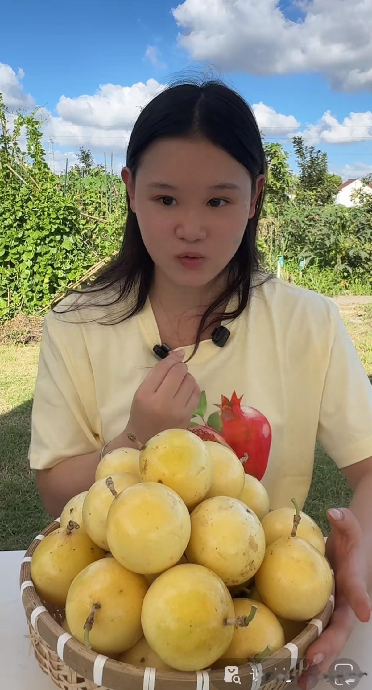 刷到张家齐的单人直播间，在线人气并不算高，仅有四五千网友停留观看。即便张家齐卖力