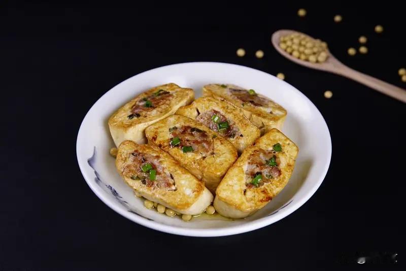 下班回家不想折腾，做了顿超下饭的客家家常菜。
 
酿豆腐是我的本命！早市买的嫩豆