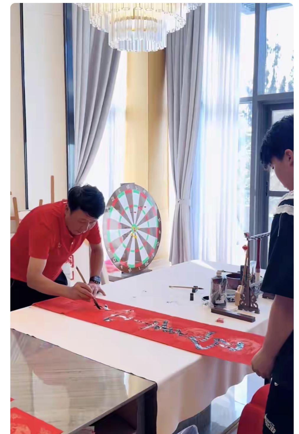 王楠一家在三亚过年，郭文斌写对联，王楠和儿子打下手。郭文斌不仅生意做得好，书法也