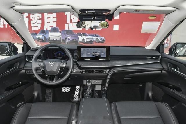 2026款凯美瑞双擎HSE光辉版实车亮相，19.48万享专属磨砂灰外观，黑化车标