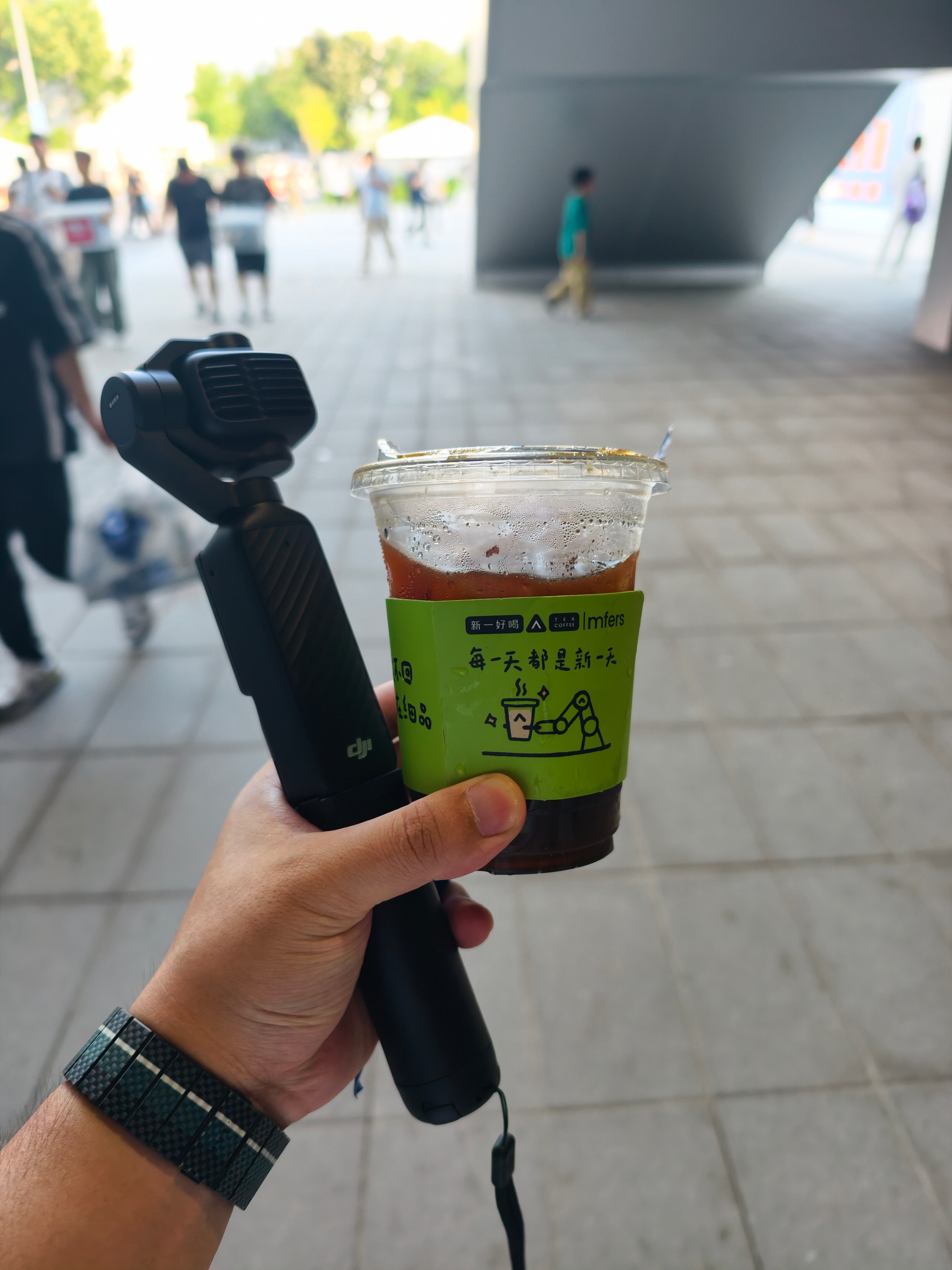机器人最后给打了杯咖啡收工！ 