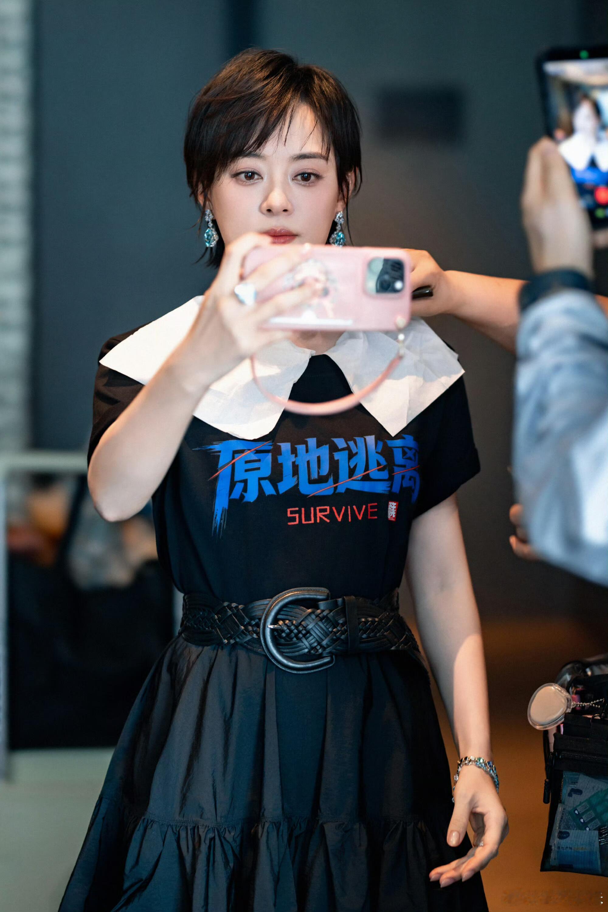 孙俪美回甄嬛时期最近状态好到飞起～发型在线妆容服帖，一件黑T恤就很出片。笑起来自