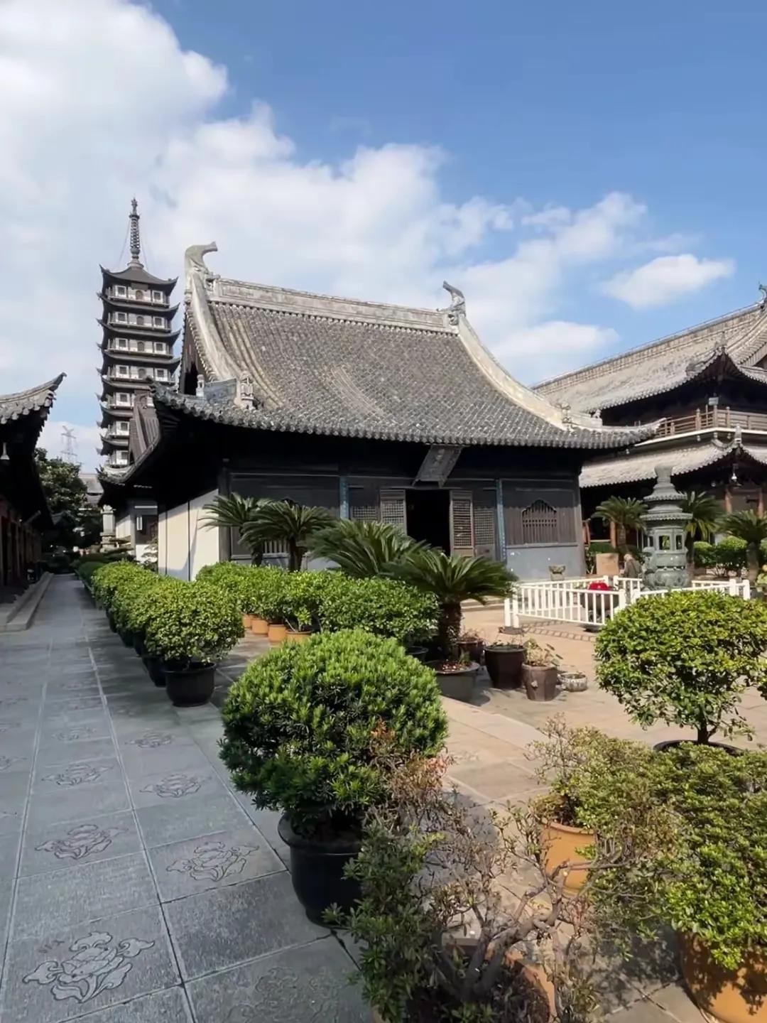 在上海的古寺星空中，静安寺、玉佛寺、龙华寺虽声名在外，但真如寺却以其独特魅力傲立