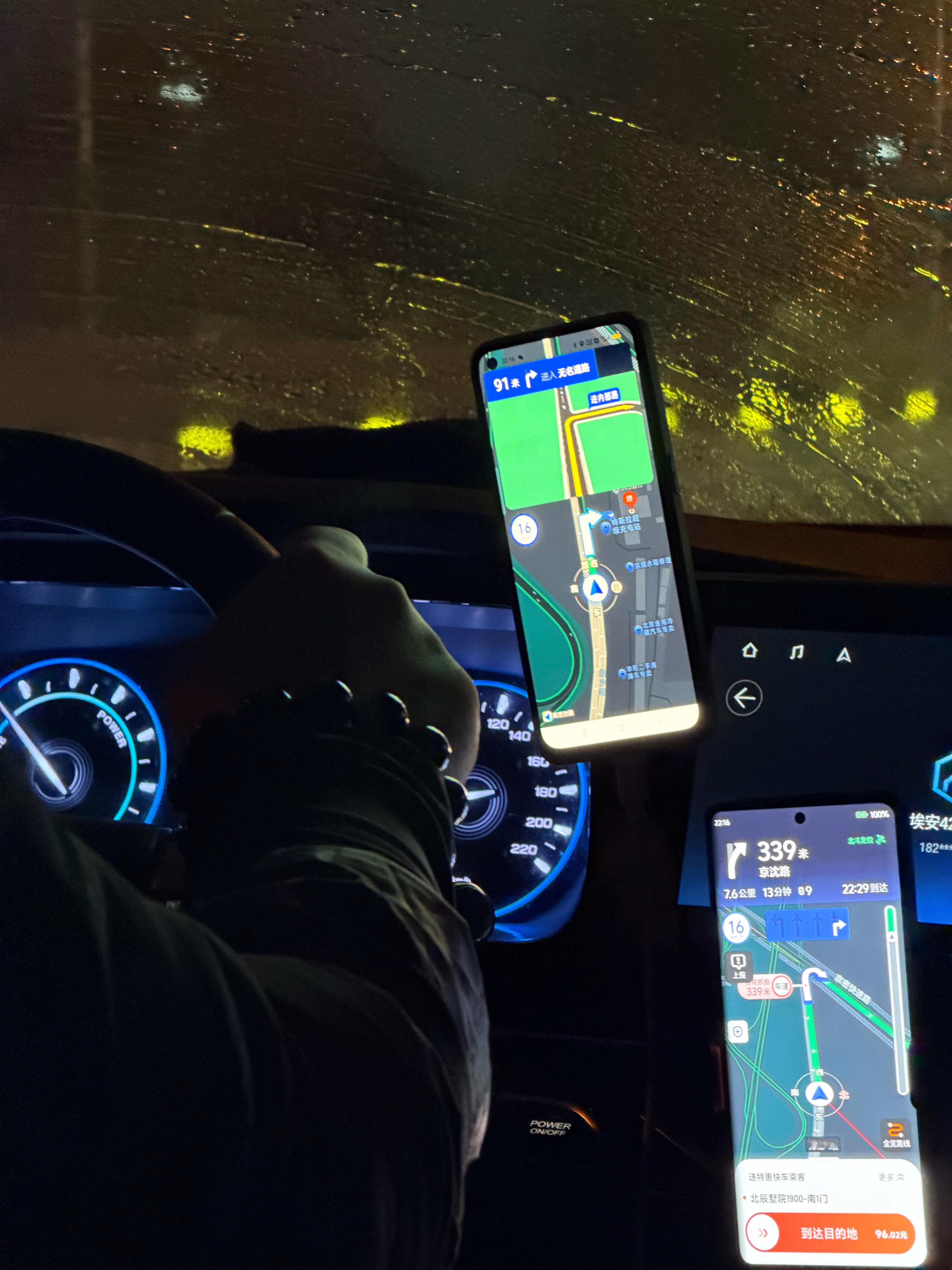 太惨了，头一次打车没电了去充电……今天周五晚高峰还下雪，堵出翔来了，我睡了一觉，