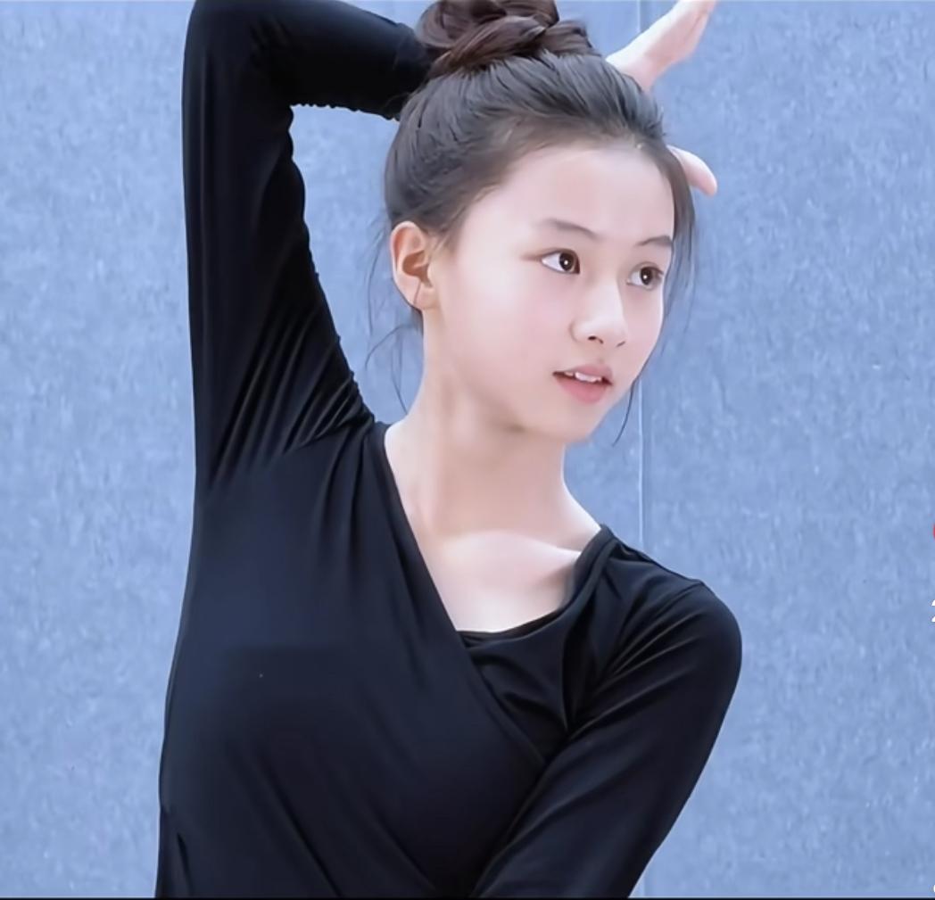 有些人真的是老天爷赏饭吃，

看看15岁的七七就知道了，

就因为长得太好看了，