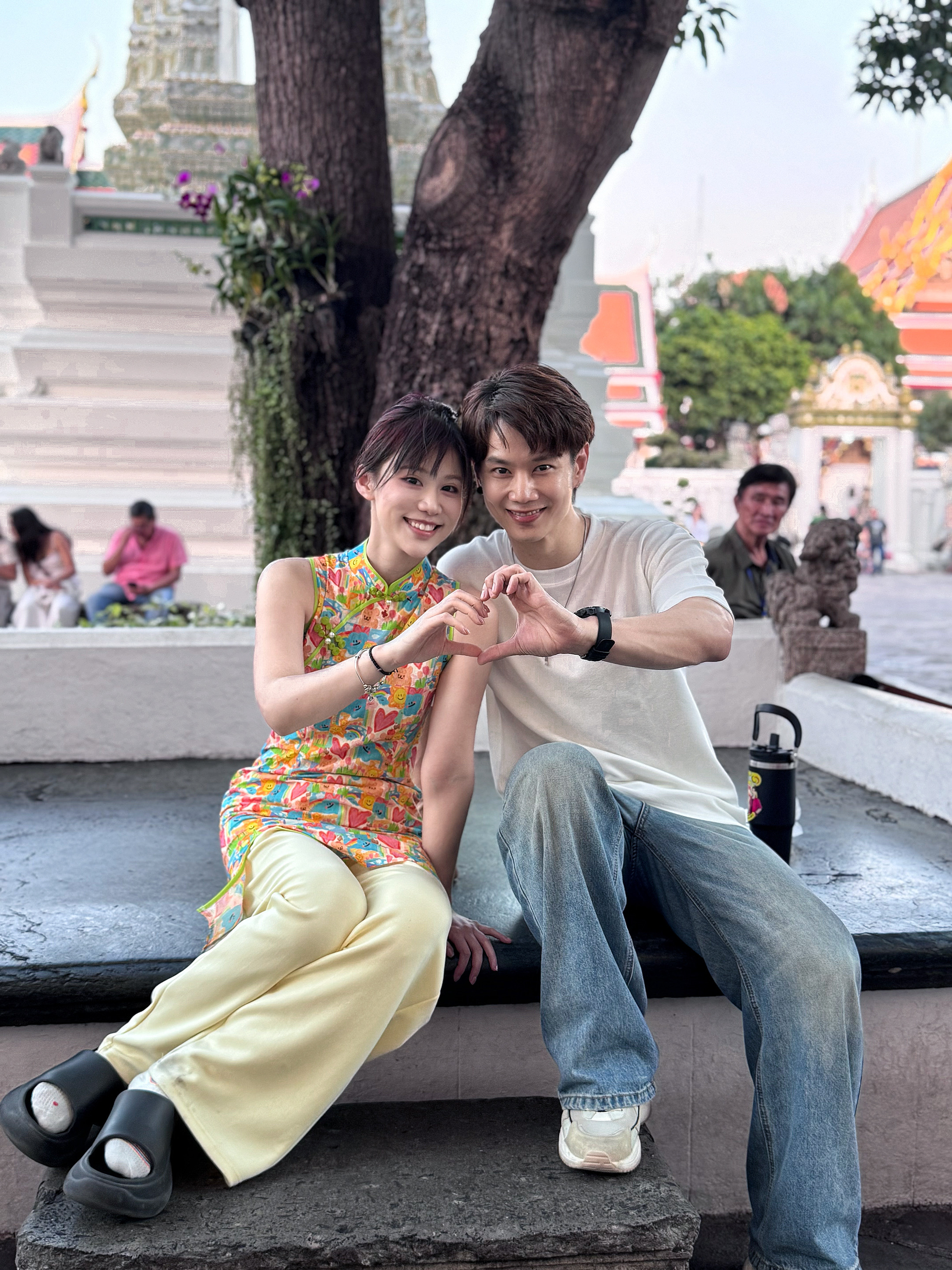 在曼谷强迫明星跟我合照之后笑晕，网友在曼谷看到一群人围着拍照，追星女有点子追星运