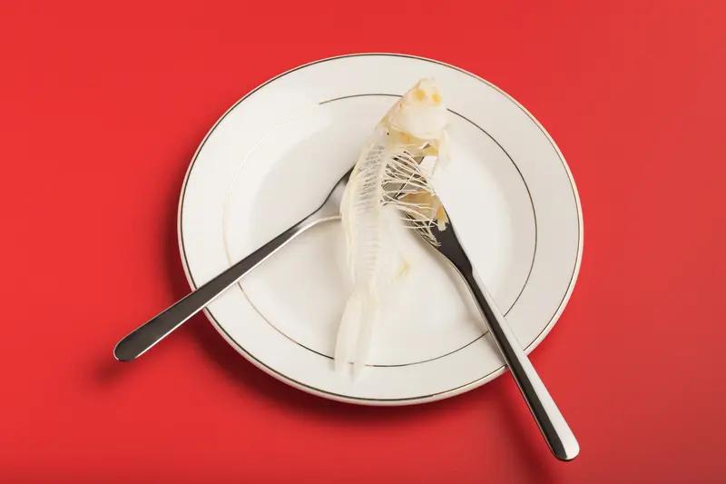 男子吃鱼不慎喉咙卡鱼刺，吞馒头灌醋后喉咙异物感消失，几天后肛门刺痛，排便时尤为明