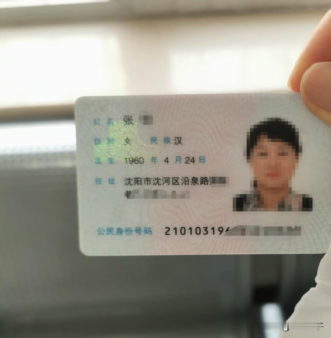 10 点，打车到相关部门去办事。

由于需要等待，我刚想坐到椅子上，发现有一个身