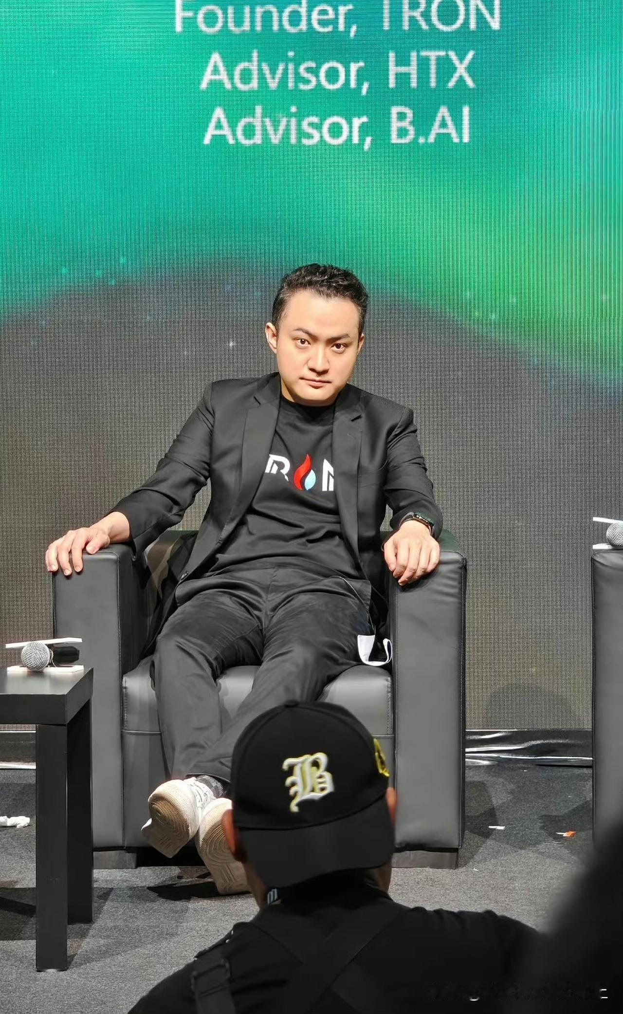 孙宇晨身高只有163？
如果他没钱，一般女生都不会看上他吧？