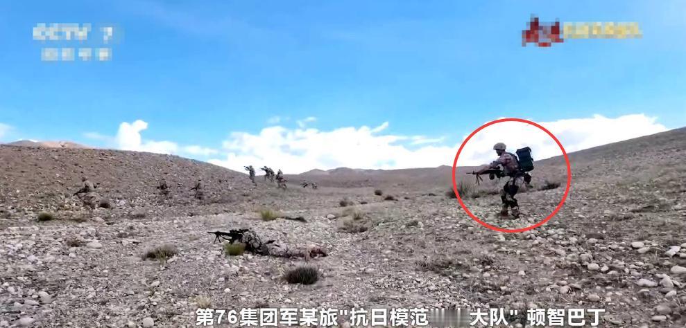 解放军官兵的机枪手，这负重得有二三十公斤了吧！在青藏高原上行走，本身就比在平原上