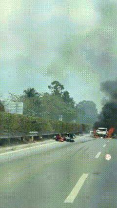 竟然没人知道这是啥车。
网友3月18日发布视频，路遇一辆小型SUV起火，火舌乱窜