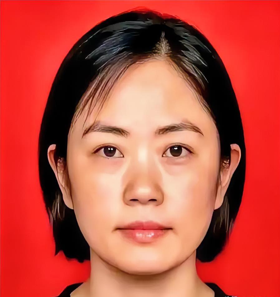 据人民网报道，一个手握大校军衔、拥有高级工程师职称的退役空军女军官，刚在重庆渝北