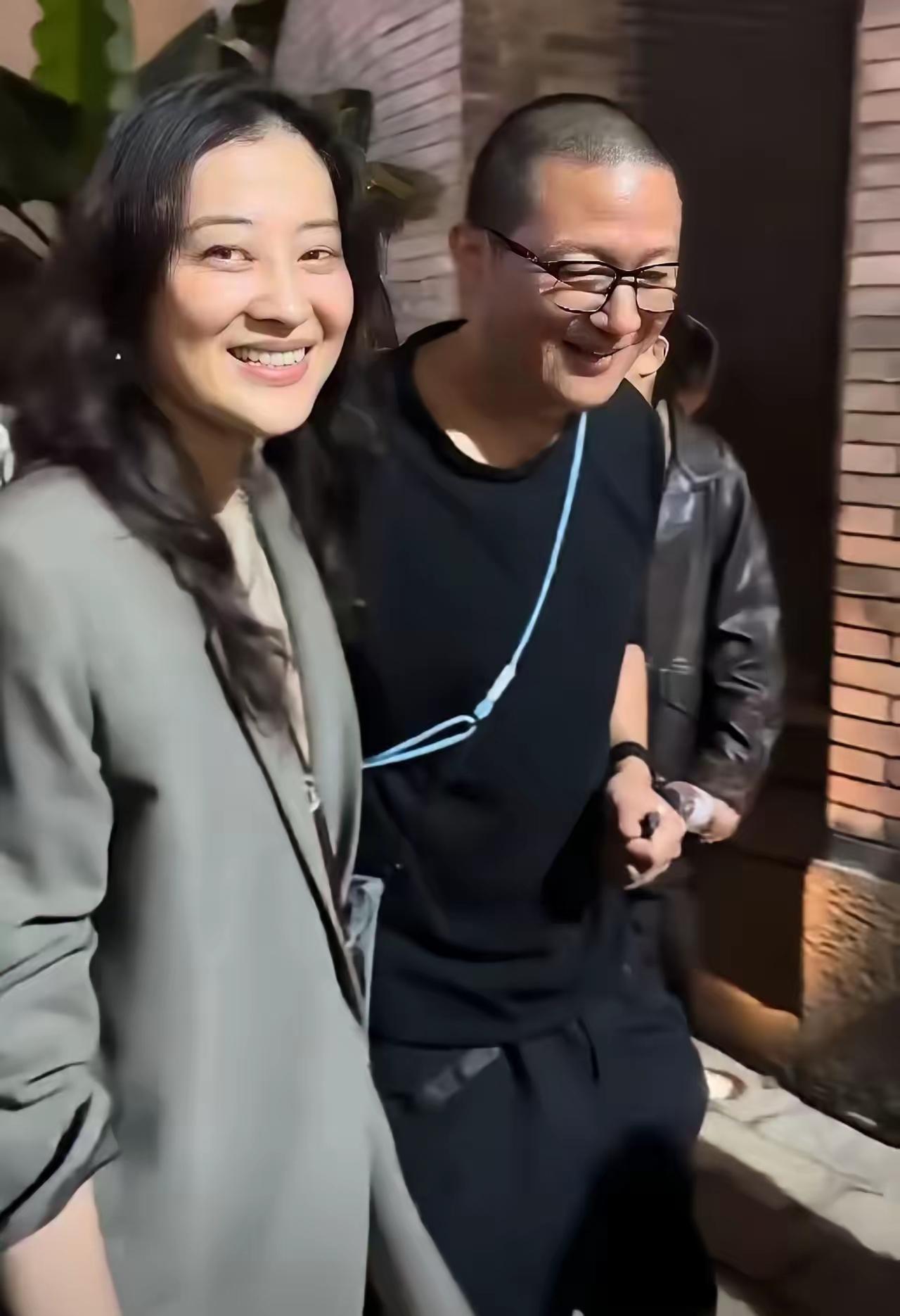 看看梅婷多漂亮啊。不化妆都美得那么出众。长发披肩，脸盘子圆圆的。眉毛弯弯的，眼睛