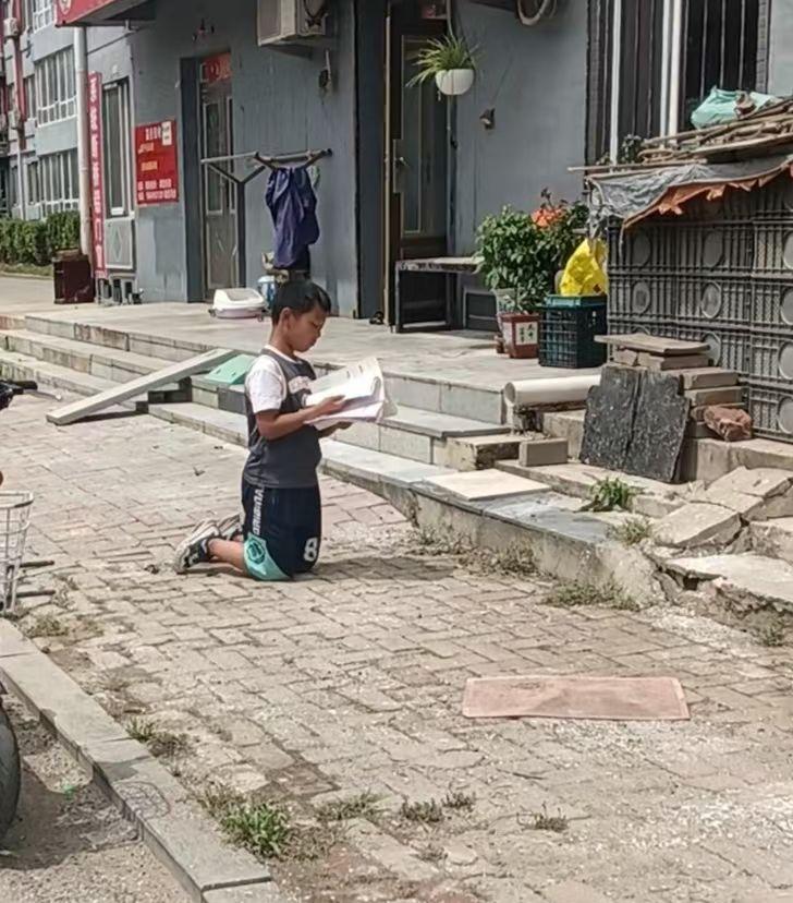 孩子不学习，父母让孩子在高温的阳光下罚跪学习，，这种体罚对不对？