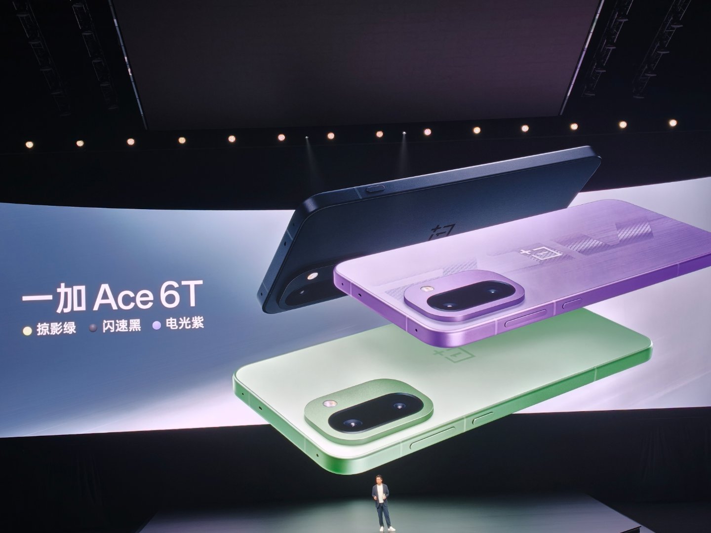 一加Ace6T 三种配色，绿色和黑色版本都是丝绸玻璃工艺，紫色是玻纤材质配渐变纹