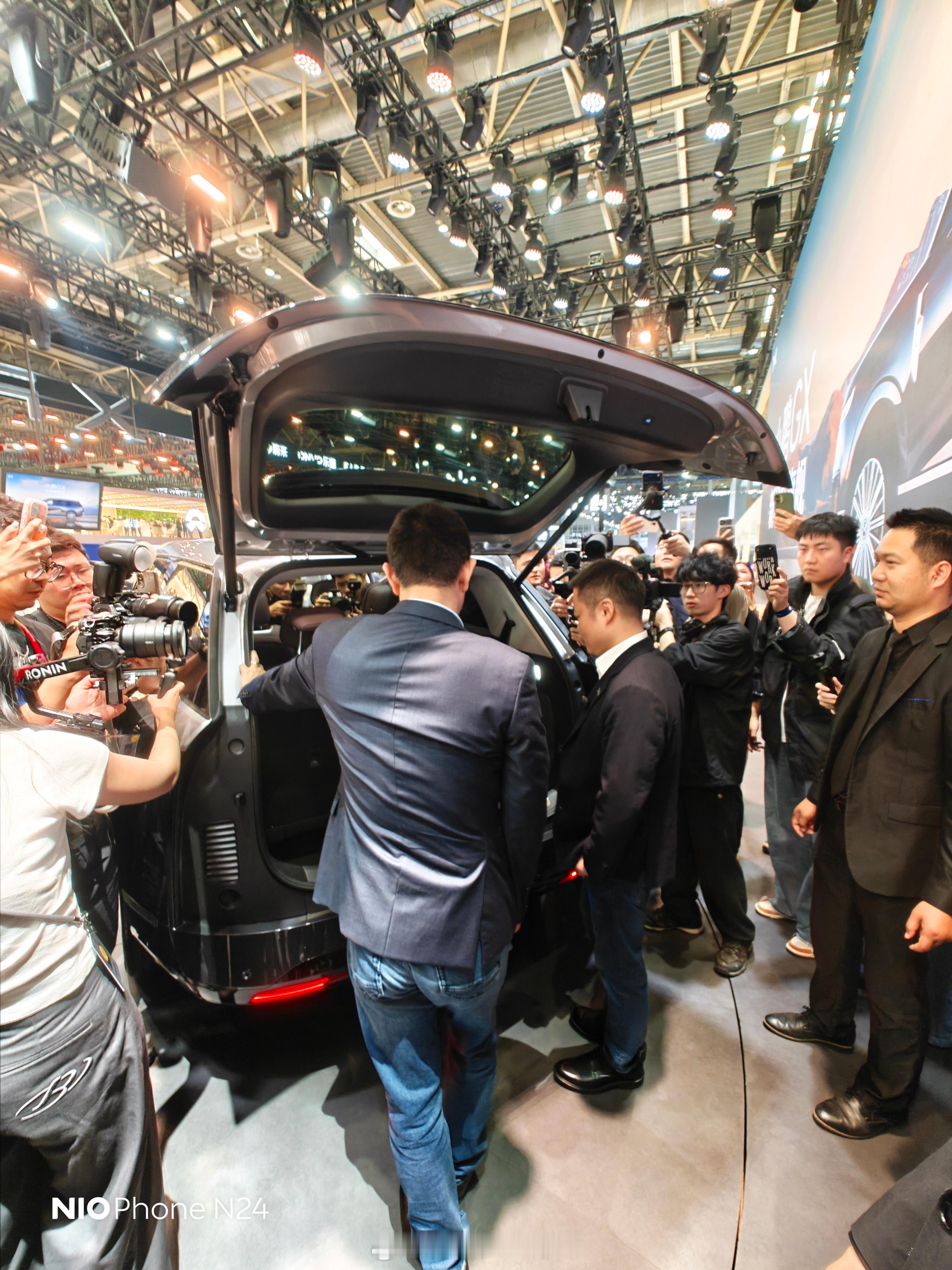 你们想看的这两位新势力车企大佬这会同框了李斌专程打卡小鹏展台，和何小鹏一起坐进小