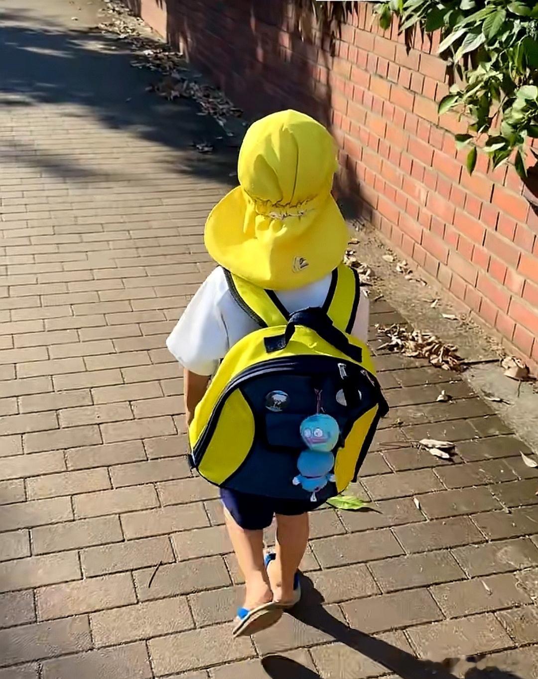 一人走在路上的日本小孩 