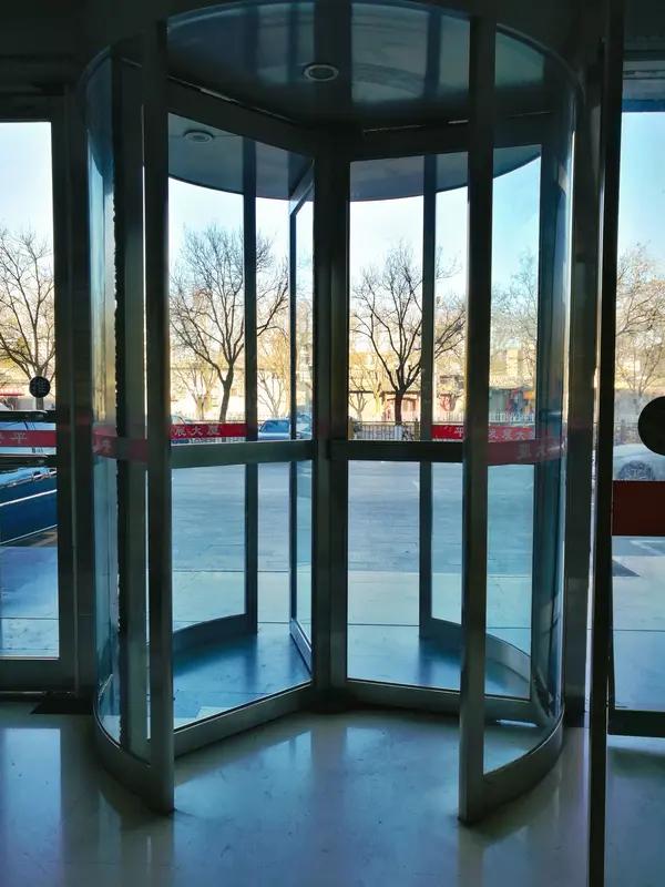 山东这事儿真让人无语。酒店员工好心提醒小孩别玩旋转门，怕有危险，家长却不领情，非