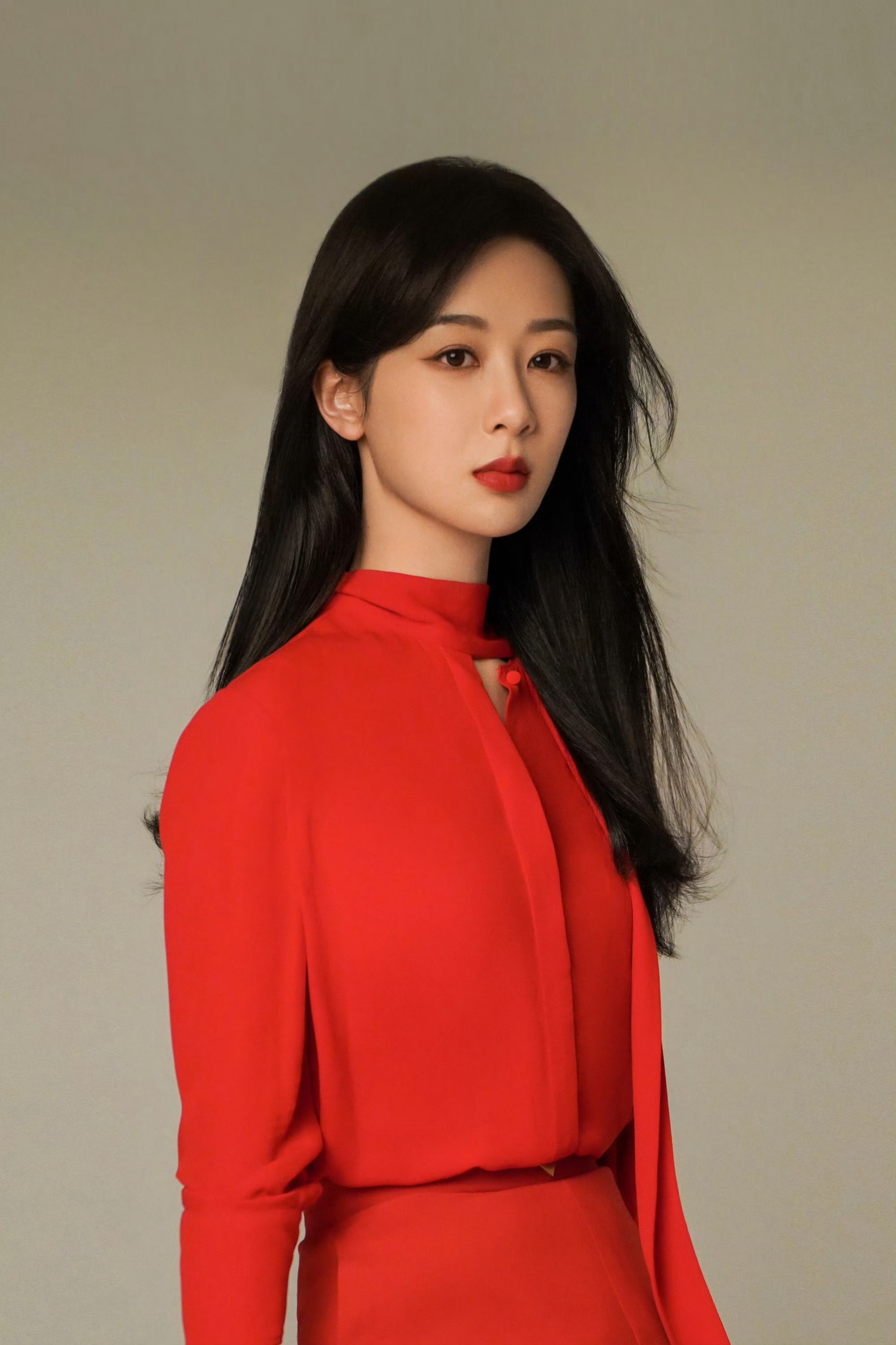 #杨紫丝绒红唇妆#明媚自信的红玫瑰绽放在每一个精彩时刻✨她的眼神和气场都蜕变得让