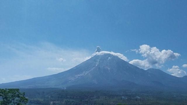 印尼东爪哇省塞梅鲁火山发生喷发