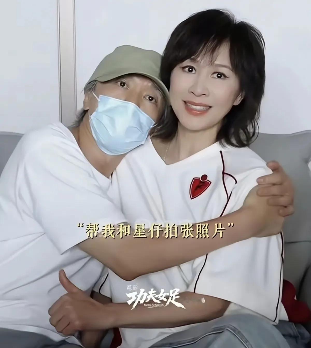 六十多岁周星驰，这一生真是太孤单了，遇到好友刘嘉玲还有点粘人
刷到一张周星驰和刘