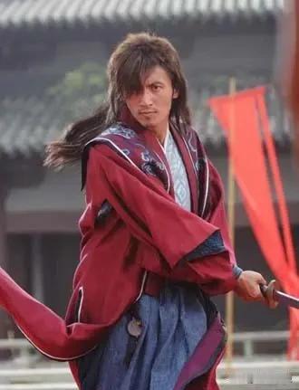 2002年那场车祸，谢霆锋开法拉利撞了护栏，找人顶包的事被查出来，满城风雨。报纸
