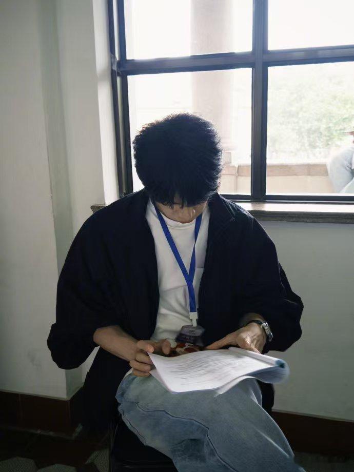 姚琛我与爱同谋杀青了 谁刷完直接把角色海报设成锁屏！姚琛演的卫然带着谜题走进命运