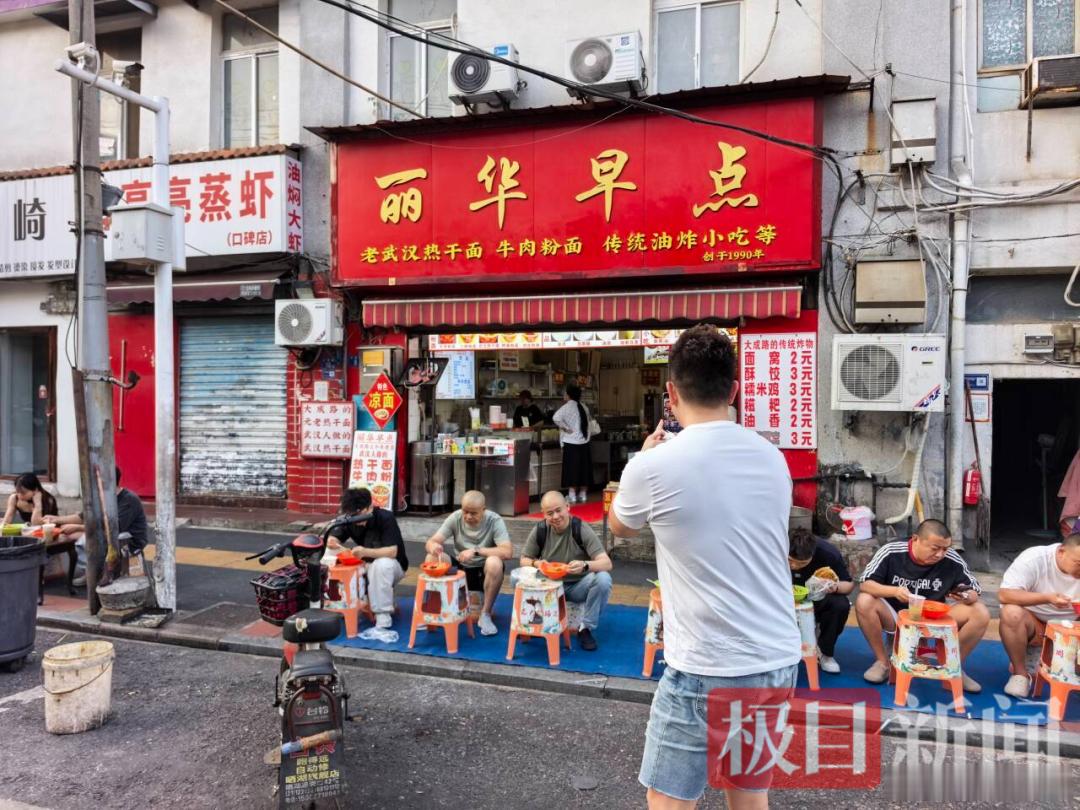 【雷军武汉过早同款套餐上架】市民争坐雷军座过早 6月15日清晨，雷军闪现武汉大成