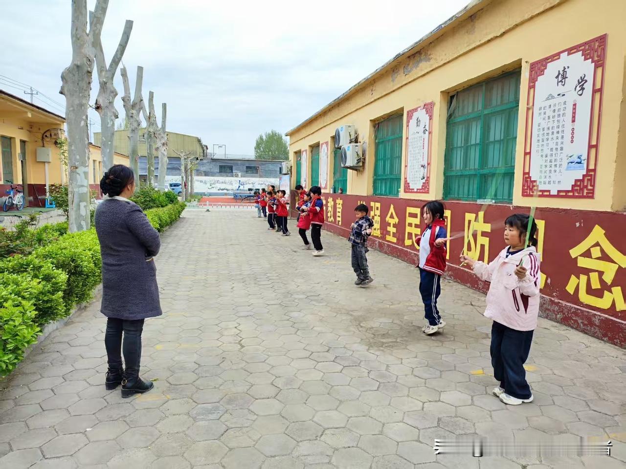 校本课程，立足校本课程，因材施教，让每一个孩子都闪闪发光。特色校本课