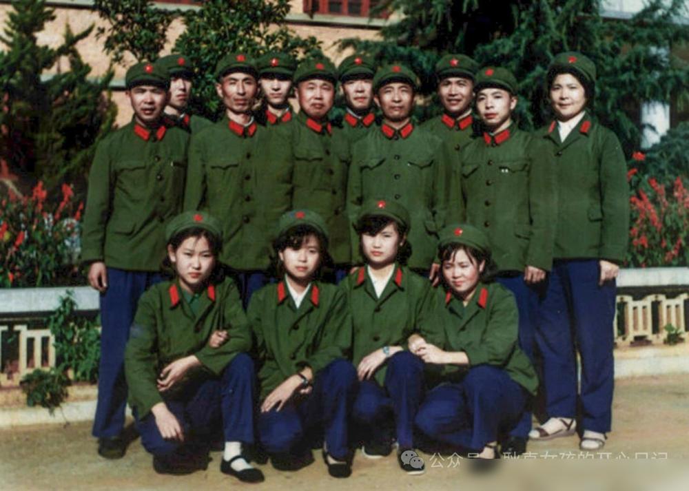 当年师级以下单位机关，是不配备女兵的（女干部除外），原因是便于管理。

现在回头