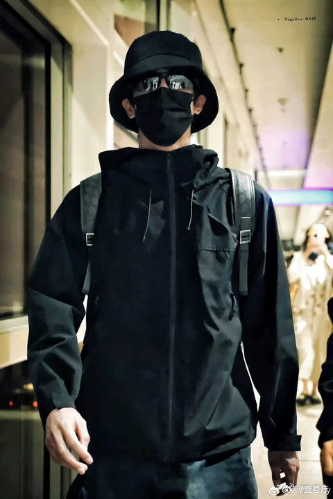 香港机场偶遇宋威龙网友香港机场偶遇宋威龙香港机场偶遇宋威龙了！人群中一眼认出，背