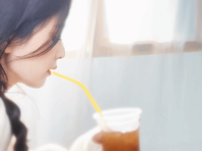 唐宫奇案 我的评分：白鹿王星越喝同一杯饮料唐宫奇案👖 王星越用白鹿杯子喝饮料，