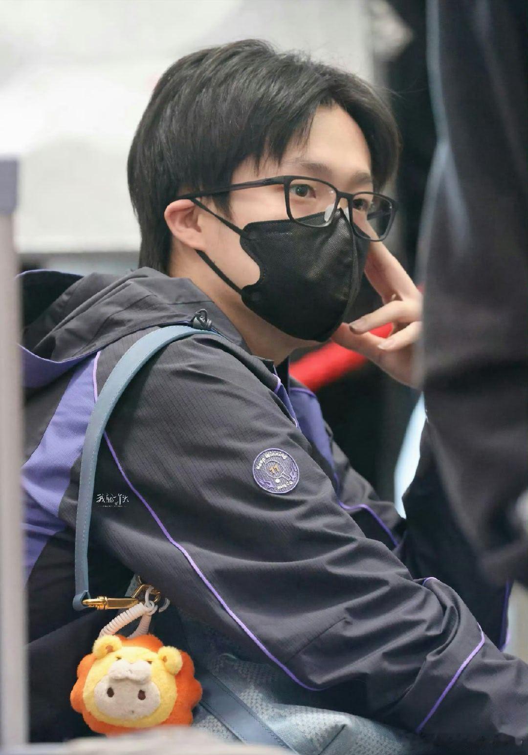 王楚钦出征世乒赛，随身带HoHo玩偶引热议国乒队伍今日从北京出发，出征2026年