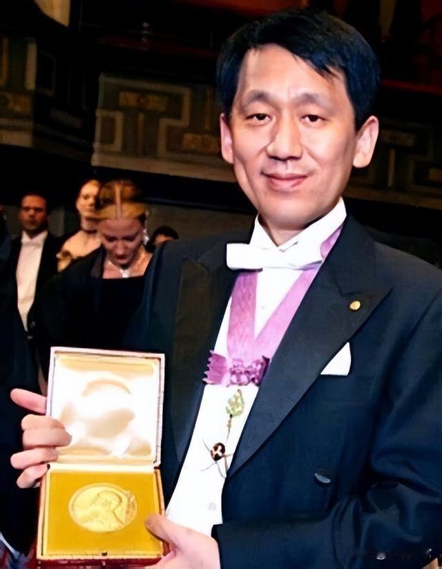 2002年，一名日本人获得了诺贝尔化学奖，日方得知后，却引起一阵鸡飞狗跳，因为他